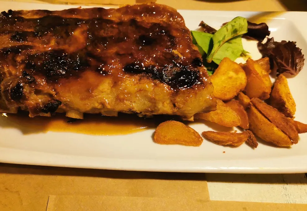 Costillas glaseadas con patatas gajo
