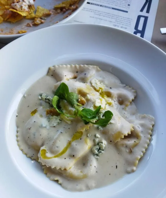 Raviolis con salsa de queso azul